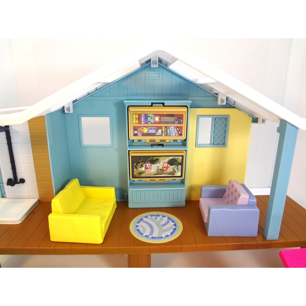 Bluey Beach Cabin Playset with Accessories Pool SeeSaw Furniture Shower - Picture 4 of 5